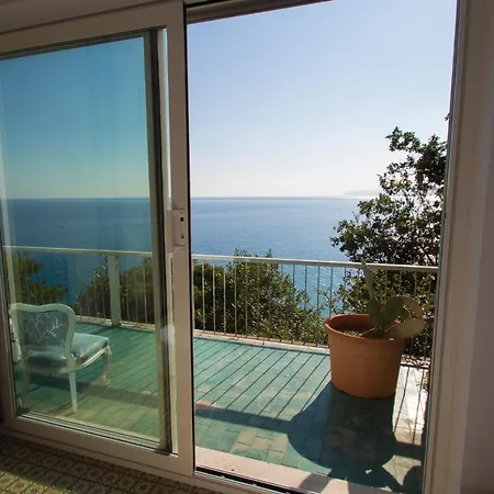 Appartamento A Picco Sul Mare Varazze